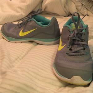 Women’s Nike tennis shoes